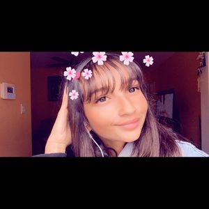 Meet your Posher, Larissa